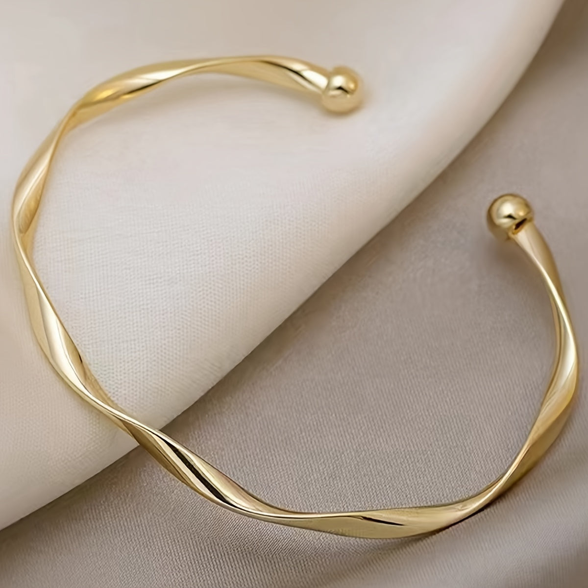 Modern Bracelet with Polished finish