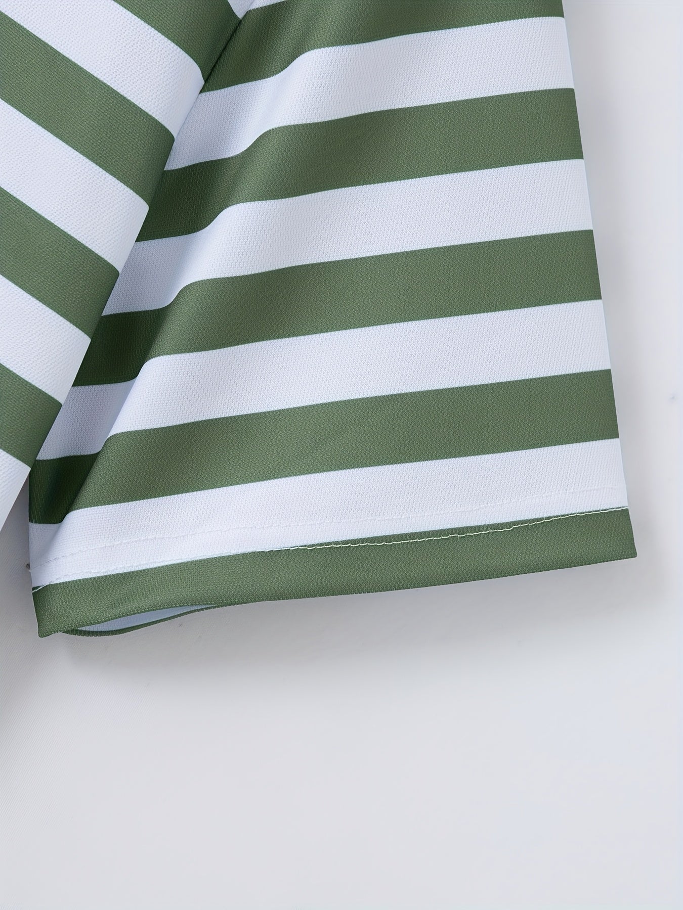 Men'S Short-Sleeve Polo Shirt with Print Stripes for Casual Summer Wear.